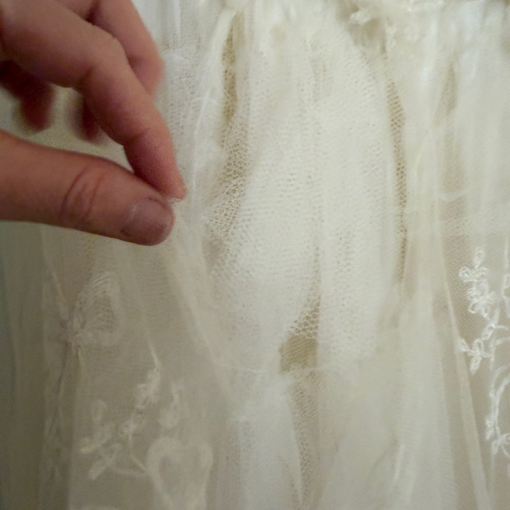 Vintage intricate Ivory Lace Tulle Ball Gown Wedding Dress - Picture 10 of 11